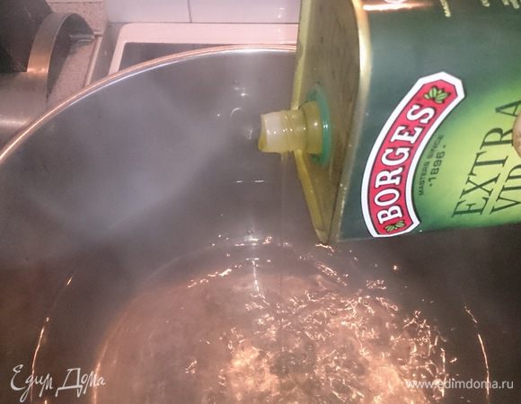 Добавляем немного оливкового масла.