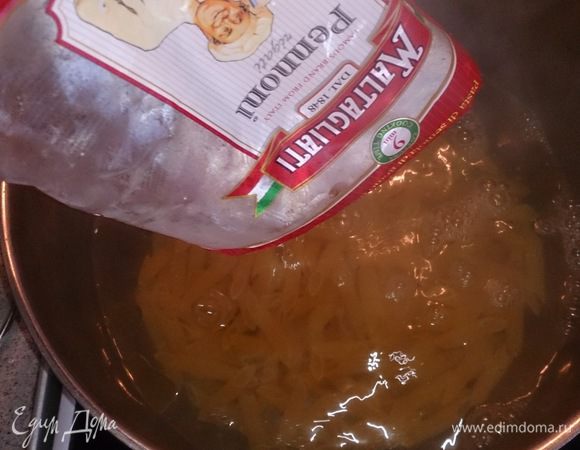 Засыпаем пасту и варим по времени, как указано на пачке (лучше на 1 — 2 минуты снять раньше).