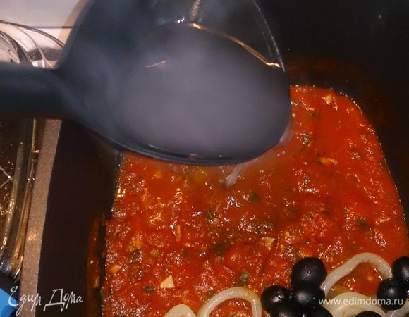 Добавляем в соус половник воды, в которой варилась паста.