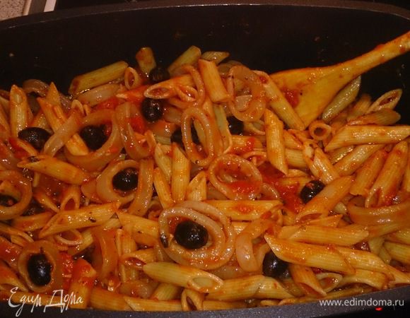 Добавляем пасту к соусу и тщательно перемешиваем.