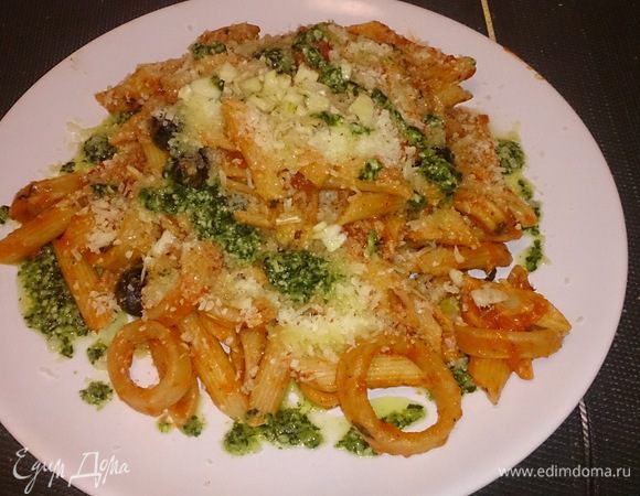 Выкладываем на тарелку, посыпаем тертым пармезаном, рубин немного чеснока и по желанию можно полить соусом песто. Кушать подано! Buon Appetito!