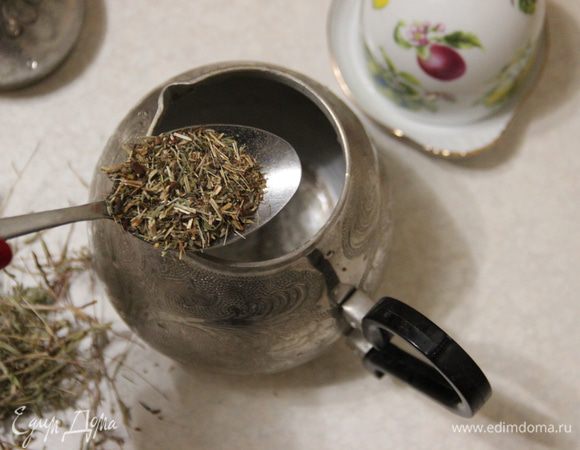 В заварочный чайник высыпаем сушеный измельченный зверобой.
