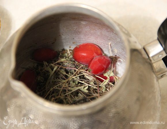 Туда же — ягоды: шиповник и рябину. Заливаем все это кипятком и оставляем настаиваться. 