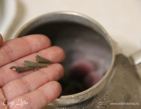 В сегодняшний напиток я добавлю также сушеные листья рододендрона. Мы заказывали его в интернет-магазине. Это растение вот уже не одно тысячелетие используется в китайской медицине, оно отлично зарекомендовало себя при лечении сердечно-сосудистых болезней, гипертонии, отечности, эпилепсии, простуды и т. д. Я люблю его за особенный аромат. Правда, злоупотреблять рододендроном тоже не стоит! Трех листиков на литр воды вполне хватит, передозировка может вызвать неприятные последствия. 