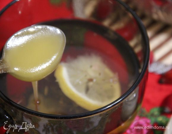 Разлив напиток по чашкам, добавьте в него мед по вкусу. Вместо меда также можно использовать домашнее абрикосовое варенье, оно отлично сочетается со зверобоем и чабрецом. 