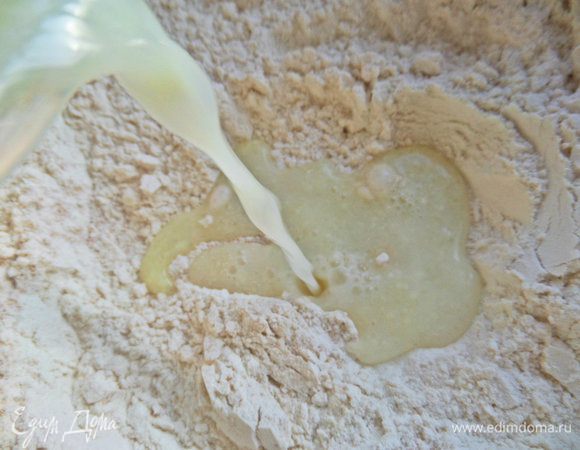 Смешать и влить молоко или, как я, нагретую сыворотку, в которой размешать 2 ложки масла. Посолить.