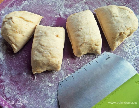 Разделить тесто на 4 части.