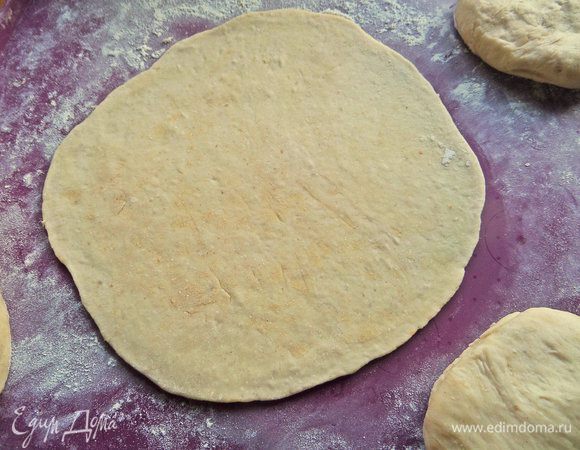 Каждую тонко раскатать.