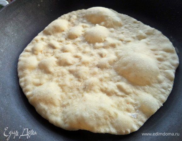 Перенести заготовку на раскаленную сковороду без масла.