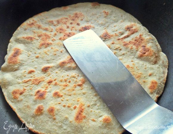 Переворачиваем на другую сторону и прижимаем лопаткой.