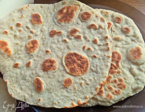 Когда низ поджарится, переносим на блюдо.