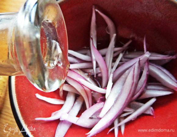 Лук нарезать тонко и замариновать в уксусе.