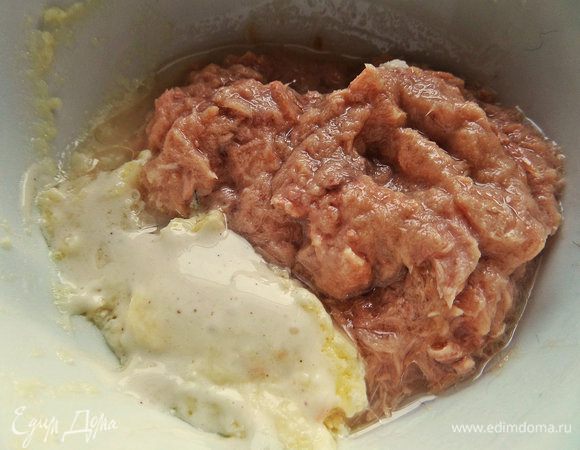 Тунец отжать от лишнего масла и смешать с майонезом.