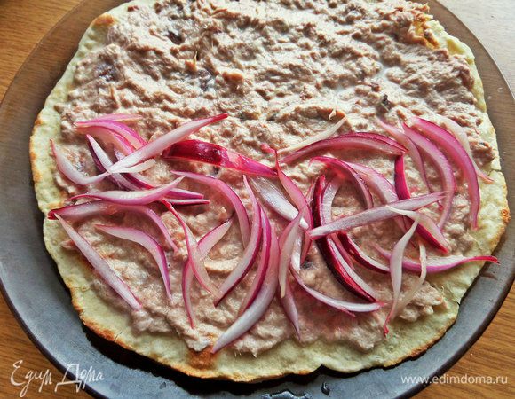 На одну сторону отжать от уксуса и разложить лук.