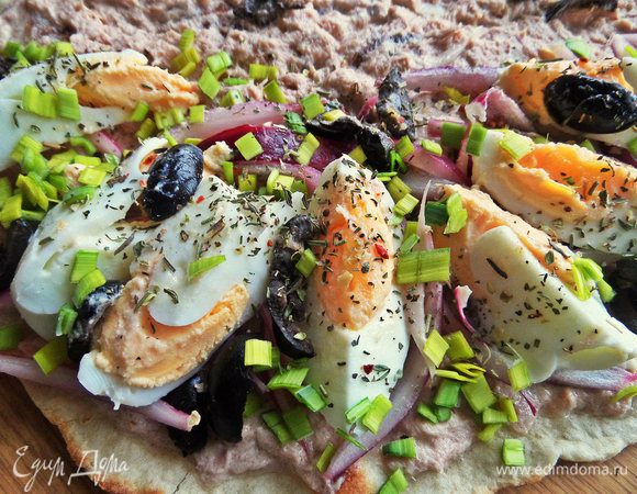 Сверху посыпать набором итальянских трав и зеленым луком.