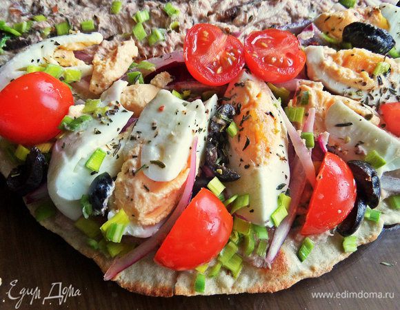 Завершить помидорками для сочности.