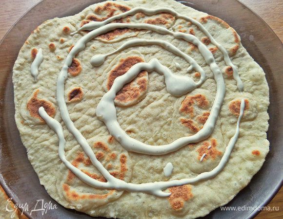 Для второй начинки смазать пьядину майонезом.