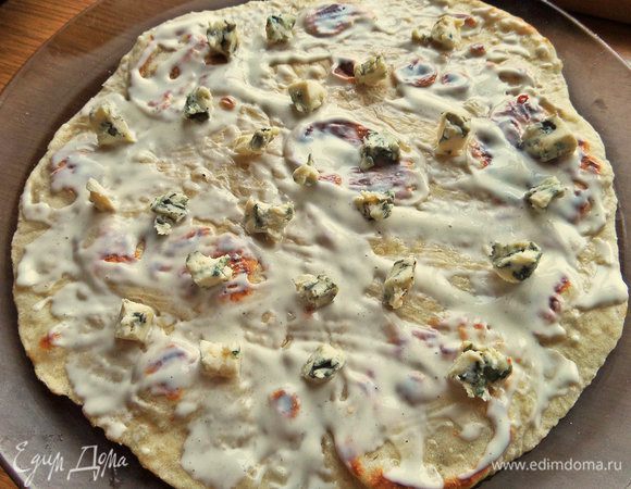 Сверху немного покрошить голубого сыра.