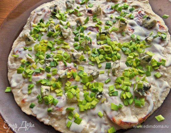 Далее по всей поверхности зеленый лук. 