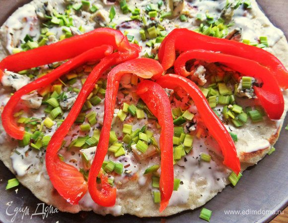 Сладкий перец полосками расположить на одну сторону.