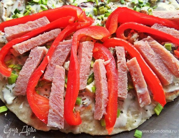 Между перцем ветчину брусочками.