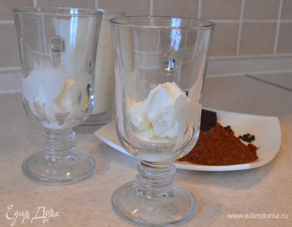 В бокалы, в которых будете пить или подавать какао, сразу положите по 1 — 2 ложки пломбира. Пусть он немного подтает, чтобы напиток не получился холодным.
Сахара как видите, в рецепте нет — я никогда не кладу его в напитки, потому что считаю, что он не позволяет полностью раскрыться их вкусу и аромату. Да и лишние калории в преддверии новогодних пиршеств нам ни к чему. Мороженое, шоколад и пряности и без того делают какао сладким и питательным. Но по желанию сахар, конечно же, можно добавить, а список и количество пряностей изменить по своему вкусу. 
