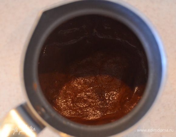 Какао насыпаем в кофеварку или небольшую кастрюльку, заливаем парой ложек молока и перемешиваем до однородности, чтобы в готовом напитке не было комочков.