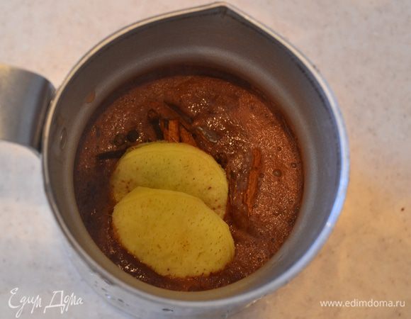 Наливаем оставшееся молоко и кладем приправы, после чего снова все хорошенько перемешиваем.