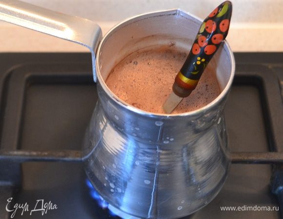 Когда напиток немного нагреется, кидаем в него шоколад. После этого напиток нужно постоянно помешивать, чтобы шоколад хорошо растворился.
Доводить какао до кипения не нужно, выключаем огонь, когда шоколад растворится, а на поверхности напитка выступит пенка.