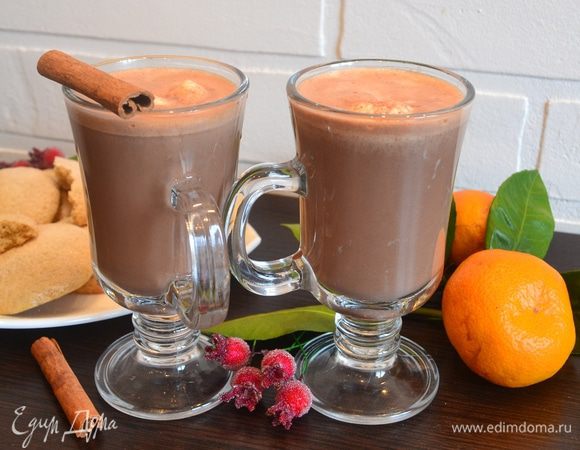 Готовое какао рекомендую подержать минут 5 — 10 в кофеварке, пусть аромат пряных приправ хорошенько раскроется. 
Настоявшийся напиток через ситечко разливаем по бокалам с мороженым и пьем без всего или с любимым новогодним десертом, например, мягким имбирным печеньем. 