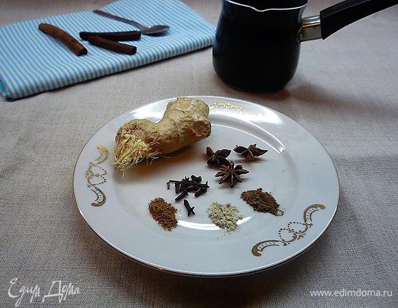 Подготовьте все специи (гвоздику, кардамон, имбирь, корицу, мускатный орех). Смешайте в отдельной емкости и залейте стаканом кипятка. Накройте емкость крышкой, дайте настояться в течение 30 минут и процедите.