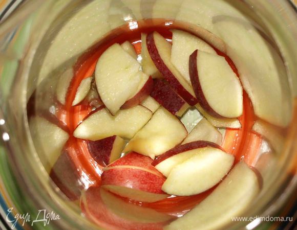 Небольшое яблоко нарезать кусочками. В очищенном виде понадобится 60 г. Отправляем в пресс-френч.