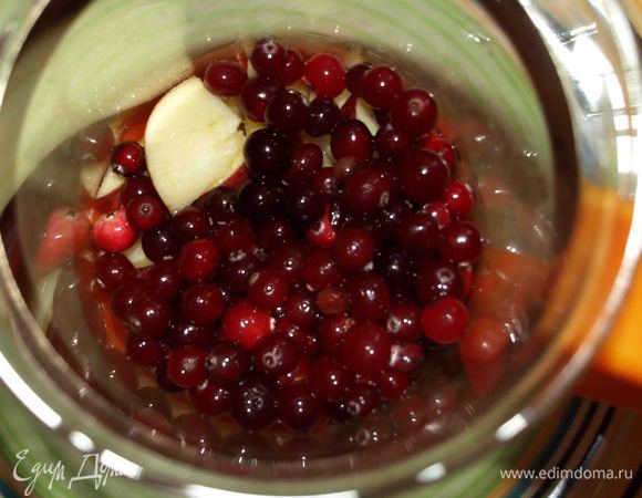 Клюкву перебираем, моем и добавляем к яблоку.