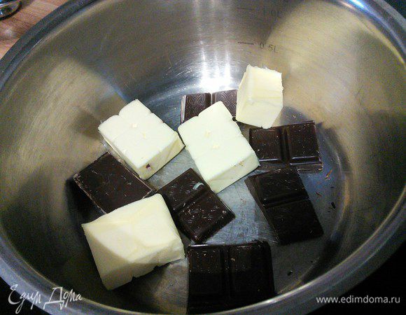 Для cookies (печенье) нужно растопить в сотейнике на маленьком огне поломанный на кусочки шоколад с маслом, немного остудить. 