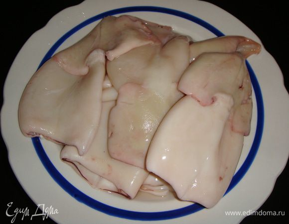 Размороженные кальмары обдать кипятком, очистить от пленки и промыть. Дать стечь воде. У меня в килограмме кальмаров было 8 шт.