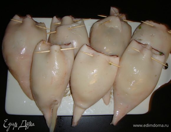 Тушки кальмаров нафаршировать начинкой и заколоть зубочистками.