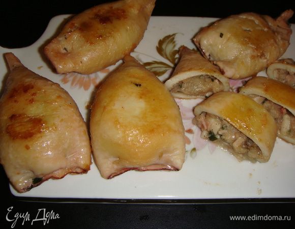 С готовых кальмаров убрать зубочистки и нарезать кружочками, посыпать рубленной петрушкой и немного полить соусом из сковороды. Приятного аппетита!