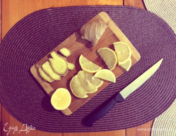 Нарежьте лимон и имбирь.