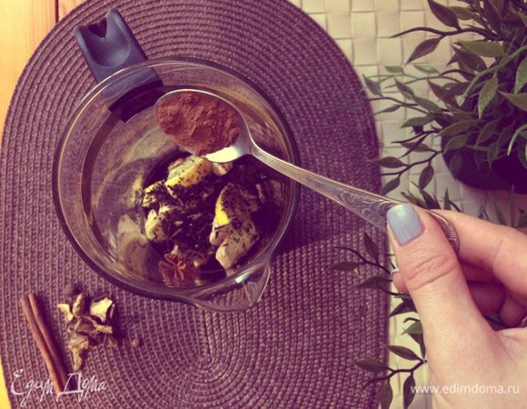 Далее добавляем молотую корицу и специи.