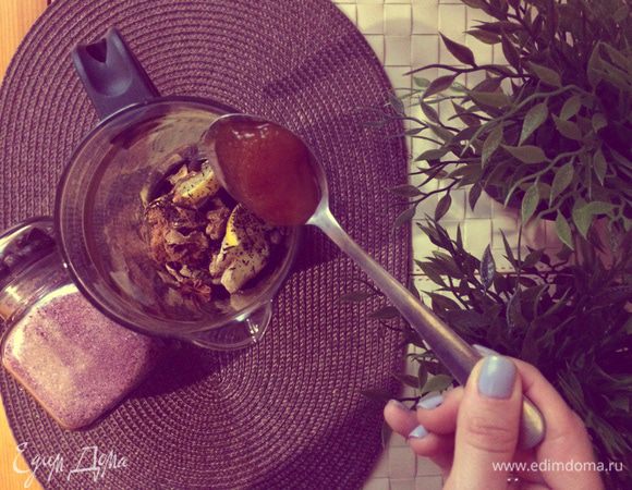 После добавляем ложку облепихового сиропа (джема) и сахар (по вкусу).