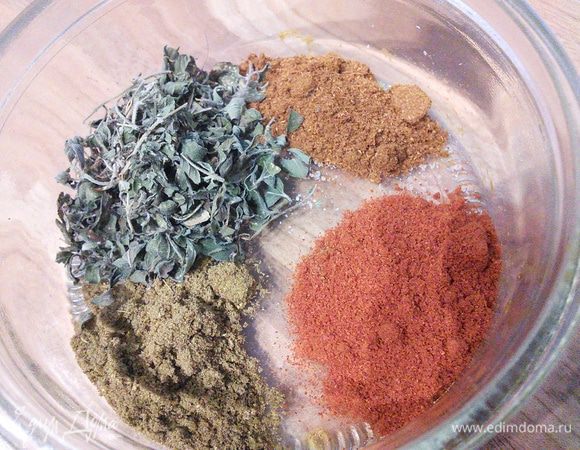 Первым делом займемся приготовлением порошка чили. В него входят молотые кайенский перец и сладкая красная паприка, зира (кумин) и орегано. Если вы любитель таких блюд, то можно приготовить такую смесь впрок и хранить ее в отдельной емкости долгое время. Внизу даю то количество, которое хватит на несколько блюд, а для приготовления данного нам понадобится 1 ст. л. этой смеси. 