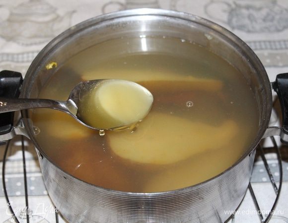 Снять с огня, добавить мед. 