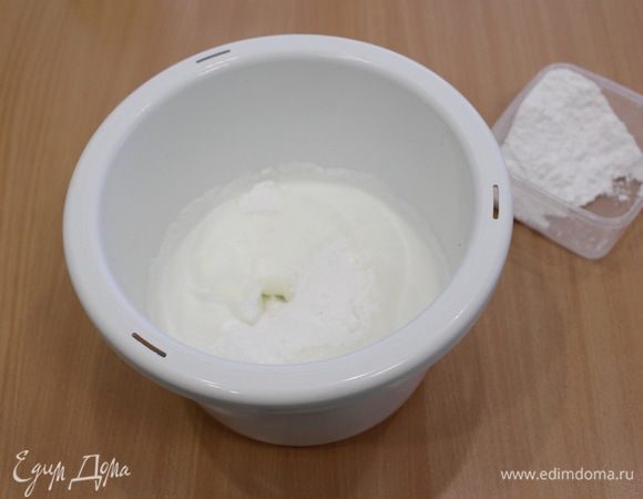 Белки взбить, добавить частями сахарную пудру, снова взбить.