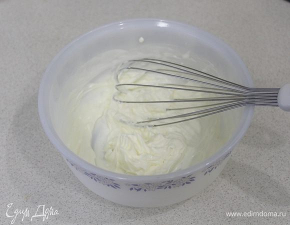Риккоту слегка взбить с молоком.