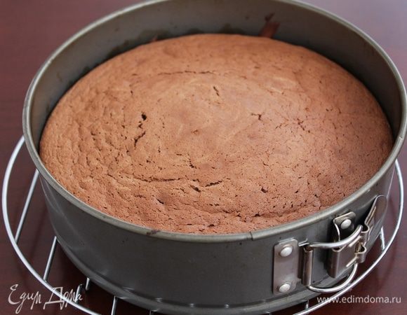 Готовность проверить зубочисткой, по краю она должна выходить сухой, а в центре влажной.
