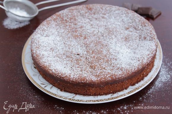 Остудите готовый торт в форме, затем аккуратно извлеките его из формы. Посыпать сахарной пудрой.