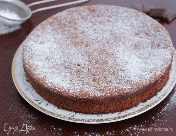 Остудите готовый торт в форме, затем аккуратно извлеките его из формы.
Посыпать сахарной пудрой.