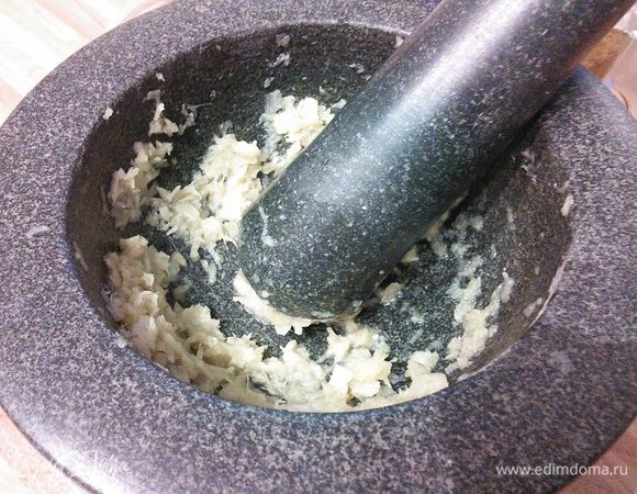 Для маринада перетереть в кашицу чеснок и имбирь. Непосредственно для маринада нам понадобится примерно 1 ст. л. этой смеси. Вторая часть потребуется позже. 