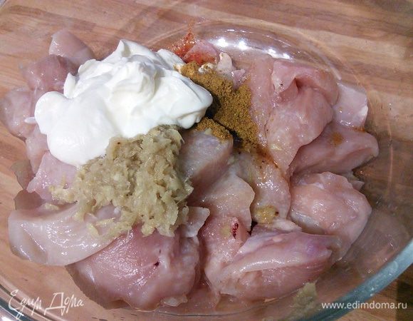 Соединить куриное филе, порезанное на порционные кусочки с 1 ст. л. порошка чили (шаг первый ), 1 ст. л. чесночной кашицы и остальными ингредиентами маринада. Масло кунжутное (очень люблю его аромат). Перемешать и оставить мариноваться на несколько часов, можно на ночь. 