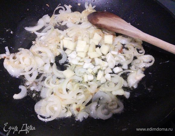 Добавить вторую часть чесночной кашицы, обжарить вместе еще минутку. 